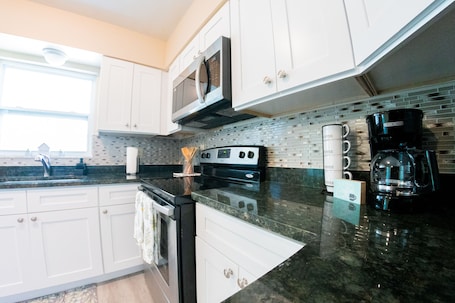 Refrigerador con freezer, microondas, horno, placa de cocina