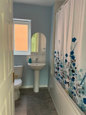 Shower, hair dryer, towels, soap - Amazing 5 Bedrooms Detached House in Bedford (Shortstown)