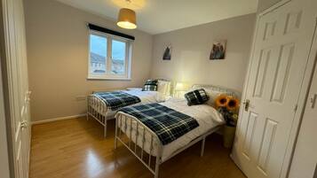 5 bedrooms, iron/ironing board, WiFi, bed sheets