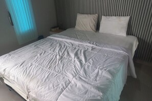 Deluxe Double Room | Free WiFi, bed sheets - Capital O 93816 Cerry Village (Tegal)