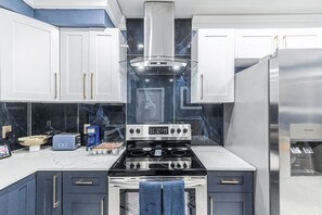 Fridge, microwave, oven, stovetop - Miami Chic Hideaway: Near Wynwood & Downtown - Yard, Grill, & Games (Miami)