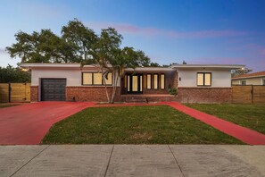 Exterior - Miami Chic Hideaway: Near Wynwood & Downtown - Yard, Grill, & Games (Miami)