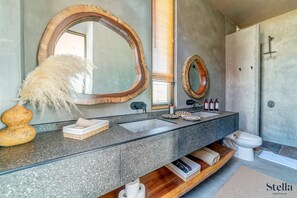 Studio, 1 queensize-seng, balkong | Bad | Dusj, hårføner, håndklær og toalettpapir