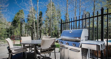 Mountain Thunder Snow Haven Townhome: Ski In, Pool/Hot Tub