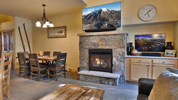Smart TV, fireplace