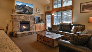 Smart TV, fireplace