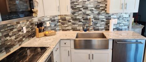 Frigorifero, microonde, forno, piano cottura