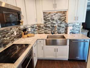 Fridge, microwave, oven, stovetop - Highly Sought After End Unit I Redone Throughout (Marco Island)
