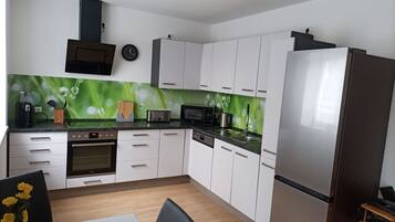 Kjøleskap, mikrobølgeovn, ovn og kokeplater