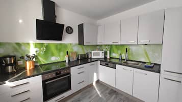 Kjøleskap, mikrobølgeovn, ovn og kokeplater