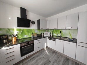 Fridge, microwave, oven, stovetop - E2 - Modernes 65 qm Apartment (Grafenwöhr)