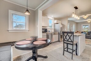 Fridge, microwave, oven, stovetop - Hotel Heritage | Historic Sites | Dog Friendly/BBQ (Pueblo)