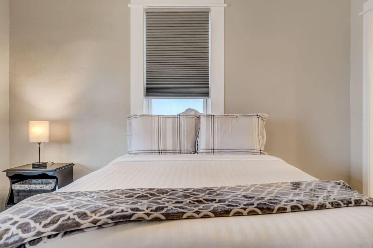 2 bedrooms, desk, iron/ironing board, WiFi