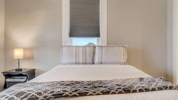 2 bedrooms, desk, iron/ironing board, WiFi