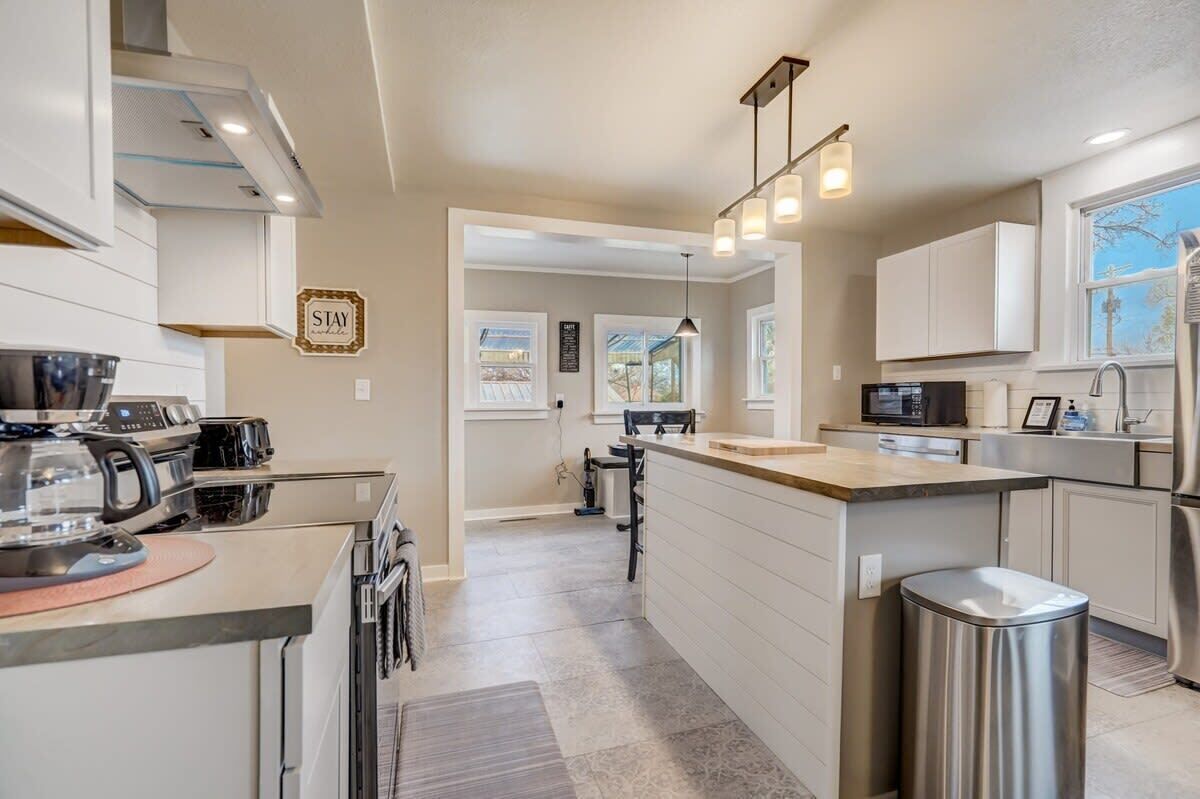 Frigorífico, microondas, horno y placa de cocina