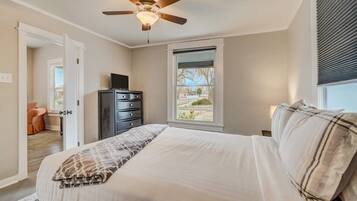 2 bedrooms, desk, iron/ironing board, WiFi