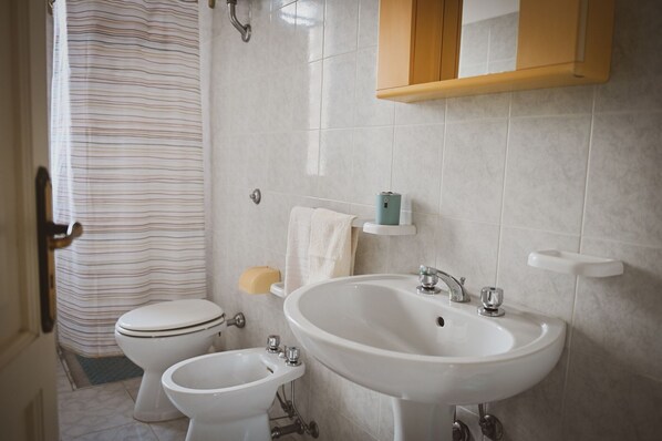 تجهيزات دش، مراحيض شطف، مناشف