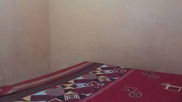 Kamar Double Basic | Wi-Fi gratis dan seprai linen