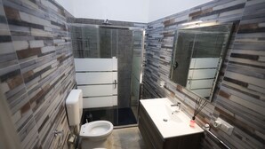 A compact bathroom with a modern design, featuring a toilet, bidet, and a sink with a mirror. - B&B REVOLUTION BED & BREAKFAST (Caserta)