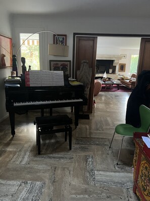 Interior - Spacious family house on a golf course near Versailles, 30min drive to Paris. (Saint-Nom-la-Bretèche)