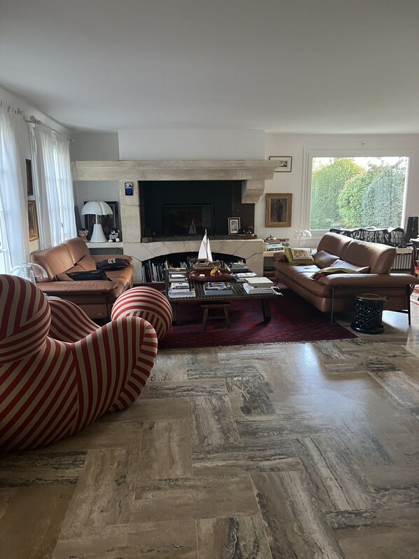 Smart TV, fireplace - Spacious family house on a golf course near Versailles, 30min drive to Paris. (Saint-Nom-la-Bretèche)