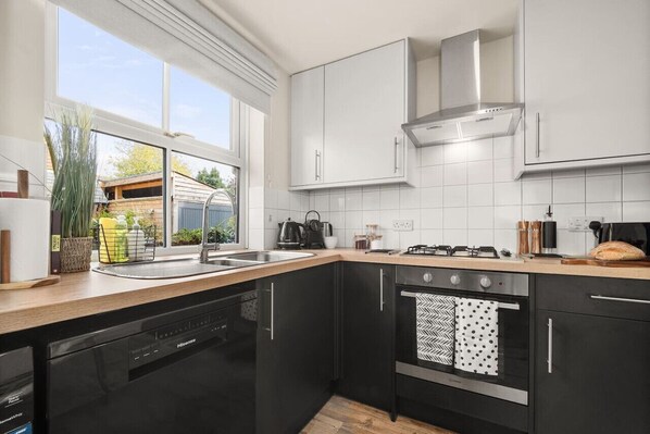 Fridge, oven, stovetop, dishwasher