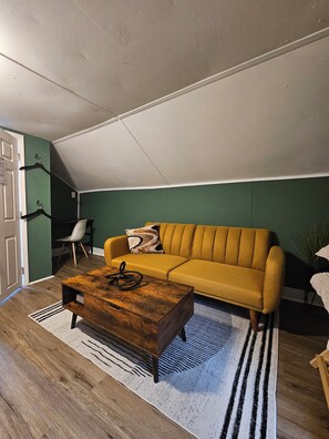 Smart TV, books - Charming Farmhouse in Oneonta, NY, 2 Mins away from Cooperstown All Star Village (Oneonta)