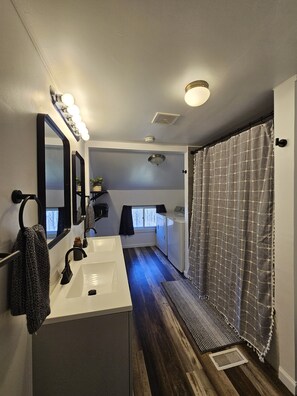 Een douche, een haardroger, handdoeken, zeep