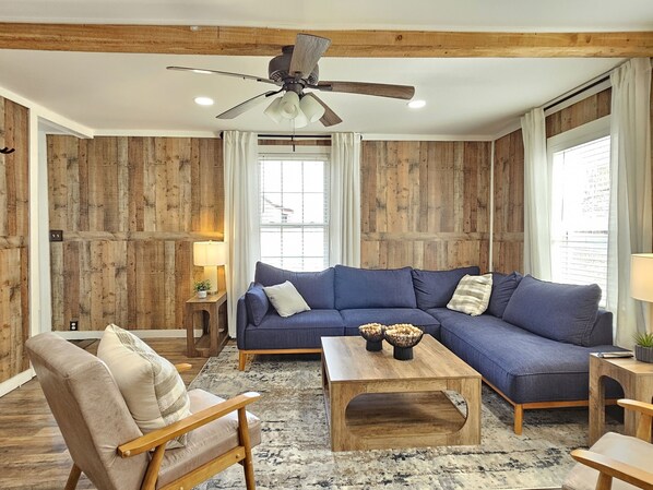 Een smart-tv en boeken