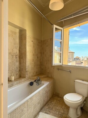 Secadora de cabello, toallas, jabón, papel de baño 