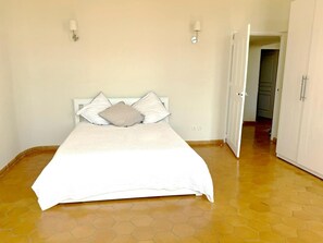2 habitaciones, tabla de planchar con plancha, wifi y ropa de cama 