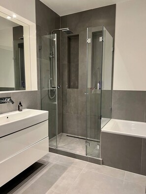 Haartrockner, Handtücher, Seife, Toilettenpapier