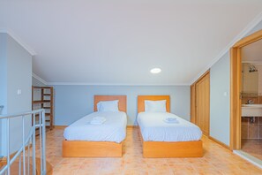 3 室のベッドルーム、アイロン / アイロン台、WiFi (無料)、ベッドシーツ