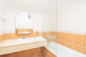 Shower, hair dryer, bidet, towels - Ocean View Apartment (Funchal)