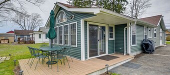 Angola Getaway: Walk to Lake Erie Beach Park!