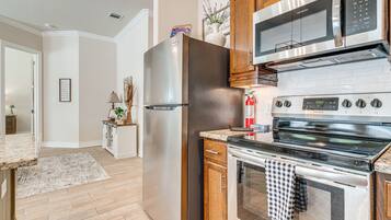 House (2 Bedrooms) | Private kitchen | Microwave, oven, stovetop, dishwasher