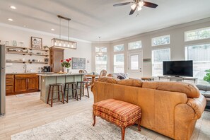 TV, books - Family-friendly Lago Vista Home Near Lake Travis! (Leander)