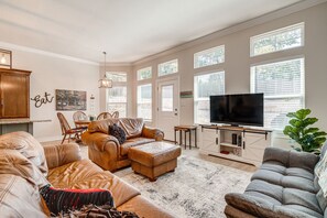 House (2 Bedrooms) | Living area | TV, books - Family-friendly Lago Vista Home Near Lake Travis! (Leander)