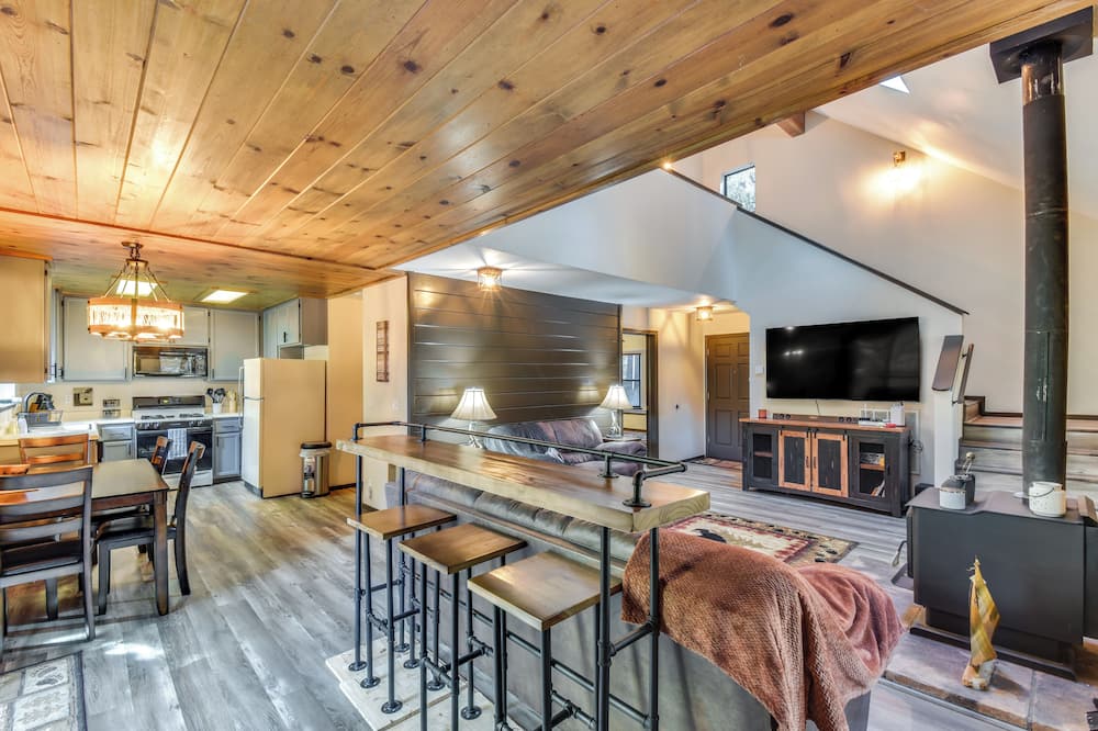 2 Mi to Mi-wuk Village: Cabin w/ Large Deck - Mi-Wuk Village, CA
