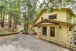 House (3 Bedrooms) | Interior - 2 Mi to Mi-wuk Village: Cabin w/ Large Deck (Mi-Wuk Village)