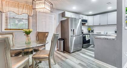 Inviting Savannah Home w/ Yard: 3 Mi to Downtown!