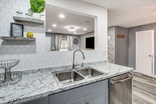 Inviting Savannah Home w/ Yard: 3 Mi to Downtown!