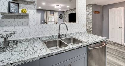 Inviting Savannah Home w/ Yard: 3 Mi to Downtown!