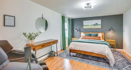 Jefferson City Bungalow: Hot Tub & Patio!