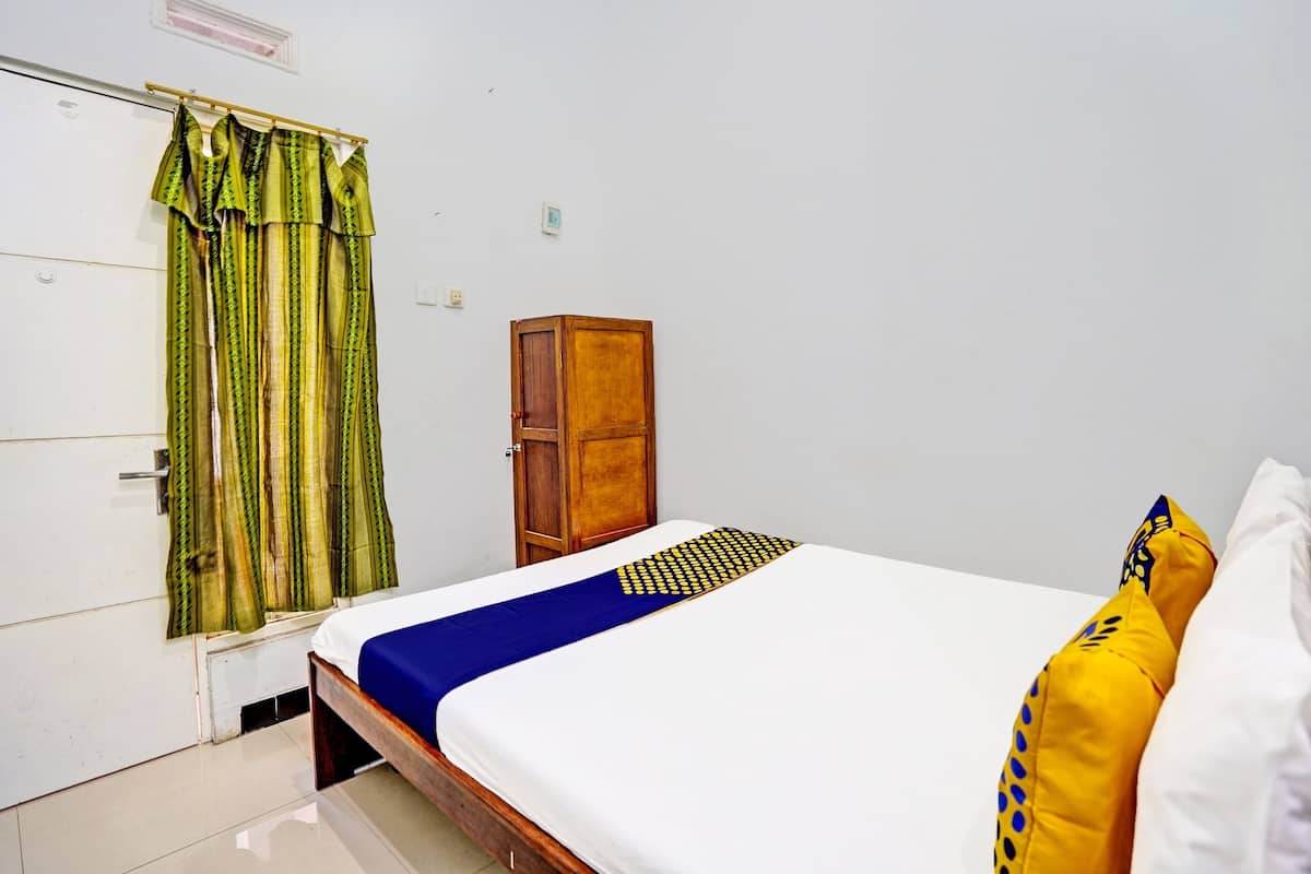 Basic Double Room | Free WiFi, bed sheets