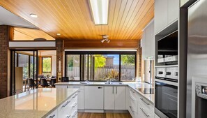 Fridge, microwave, oven, stovetop - Private Gate to Beach Sleeps 10 (Cowes)