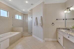 Casa, 5 quartos | Banheiro | Bidê, toalhas de banho