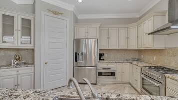 House, 4 Bedrooms | Private kitchen