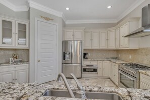 House, 3 Bedrooms | Private kitchen - Charming 2 Story Retreat 2 Bedroom Home by RedAwning (Dickinson)