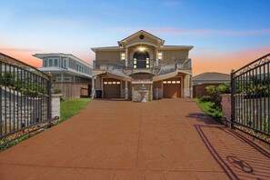 House, 5 Bedrooms | Property grounds